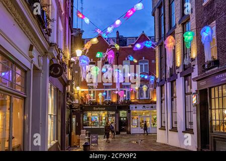 Carnaby Street Christmas Lights in Zusammenarbeit mit Project Zero zeigt ein Unterwasser-Thema alle aus recycelten und wiederverwendbaren Materialien hergestellt, London Stockfoto