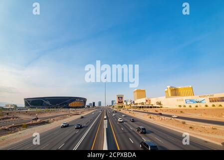 Las Vegas, SEP 15, 2020 - sonnige Außenansicht des Allegiant Stadions und des Strip, Highway 15 Stockfoto