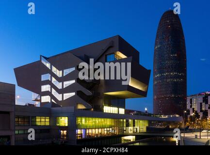 Barcelona, Design Museum und Torre Agbar, moderne Architektur, blaue Stunde Stockfoto