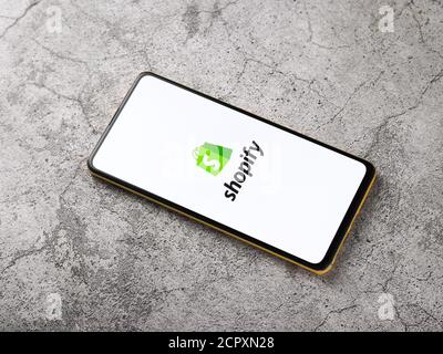 Assam, indien - September 12, 2020 : Shopify Logo auf Handy-Bildschirm Stock Bild. Stockfoto