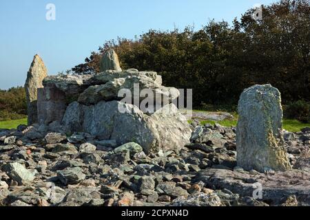 Trefignath ist eine neolithische Grabkammer in der Nähe von Trearddur, Holy Island, Anglesey in Nordwales. Es umfasst drei Steingräber. Stockfoto