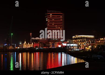 Nachtaufnahme der Stadt Batumi in Georgien Stockfoto