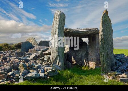 Trefignath ist eine neolithische Grabkammer in der Nähe von Trearddur, Holy Island, Anglesey in Nordwales. Es umfasst drei Steingräber. Stockfoto