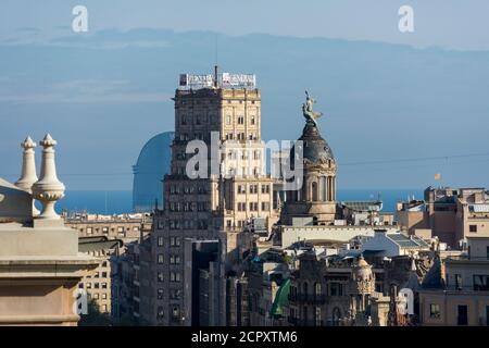 Barcelona, Blick von Casa Milá (La Pedrera) auf das Mittelmeer Stockfoto