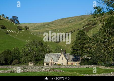 Buckden Old School House vor Buckden Ghyll, im September im Upper Wharfedale im Yorkshire Dales National Park. Stockfoto