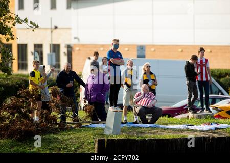 OXFORD, ENGLAND. 19. SEPTEMBER 2020 Fans von Oxford und Sunderland haben sich beim Sky Bet League 1 Spiel zwischen Oxford United und Sunderland im Kassam Stadium, Oxford, zusammengeschlossen, um ihre Teams zu unterstützen. (Kredit: Leila Coker, MI News) Kredit: MI Nachrichten & Sport /Alamy Live Nachrichten Stockfoto