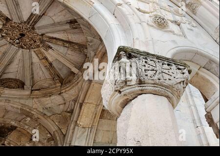 Adler-Dekoration auf der Säule der Bagrati-Kathedrale in Kutaisi, Georgien Stockfoto