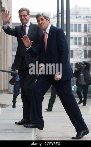 Deutscher Außenminister Guido Westerwelle (L) trifft US-Außenminister John Kerry an das Auswärtige Amt in Berlin 26. Februar 2013.  REUTERS/Thomas Peter (Deutschland - Tags: Politik)