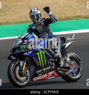 Santa Monica-Cella, Italien. September 2020. MAVERICK VINALES winkt, nachdem er in der zweiten Woche in Folge den schnellsten im MotoGP-Qualifying abgesetzt hat. Der Monster Energy-Yamaha Fahrer startet auf der Pole-Position zum Emilia-Romagna Grand Prix Sonntag auf dem Misano World Circuit Marco Simoncelli. Quelle: Alessio Marini/LPS/ZUMA Wire/Alamy Live News Stockfoto