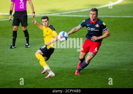 OXFORD, ENGLAND. 19. SEPTEMBER 2020 Liam Kelly von Oxford United und Max Power von Sunderland während des Sky Bet League 1 Spiels zwischen Oxford United und Sunderland im Kassam Stadium, Oxford. (Kredit: Leila Coker, MI News) Kredit: MI Nachrichten & Sport /Alamy Live Nachrichten Stockfoto