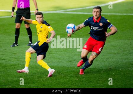 OXFORD, ENGLAND. 19. SEPTEMBER 2020 Liam Kelly von Oxford United und Max Power von Sunderland während des Sky Bet League 1 Spiels zwischen Oxford United und Sunderland im Kassam Stadium, Oxford. (Kredit: Leila Coker, MI News) Kredit: MI Nachrichten & Sport /Alamy Live Nachrichten Stockfoto