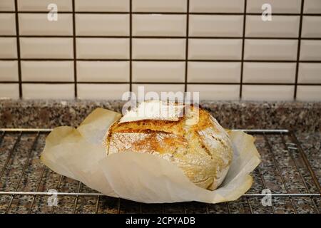 Sauerhefe handwerklich hausgemachtes Brot in der Küche Stockfoto