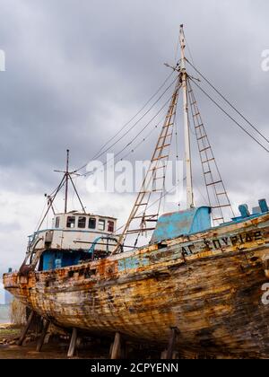 Verlassene alte Fischerboot in Latchi Hafen, Zypern Stockfoto