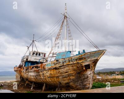 Verlassene alte Fischerboot in Latchi Hafen, Zypern Stockfoto