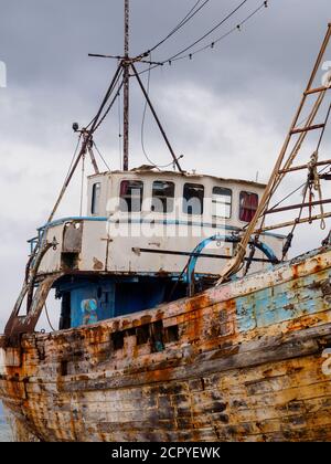 Verlassene alte Fischerboot in Latchi Hafen, Zypern Stockfoto