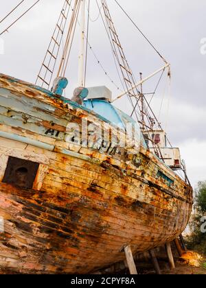 Verlassene alte Fischerboot in Latchi Hafen, Zypern Stockfoto