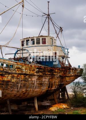 Verlassene alte Fischerboot in Latchi Hafen, Zypern Stockfoto