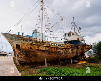 Verlassene alte Fischerboot in Latchi Hafen, Zypern Stockfoto