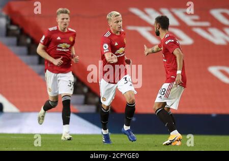 Donny van de Beek (Mitte) von Manchester United feiert das erste Tor seiner Spieleseite während des Premier League-Spiels in Old Trafford, Manchester. Stockfoto