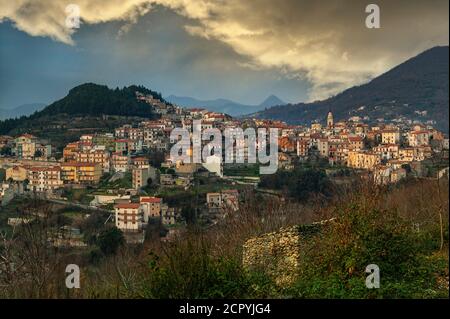 Landschaft bei Sonnenuntergang einer Bergstadt in den Abruzzen Latium und Molise Nationalpark. Vallerotonda, Provinz Frosinone, Latium, Italien, Europa Stockfoto