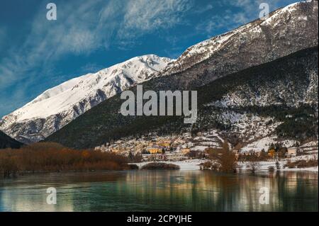 Winterlandschaft mit Wahrzeichen Dorf und See der Abruzzen, Latium und Molise Nationalpark. Villetta Barrea, Provinz L'Aquila, Abruzzen, Italien Stockfoto