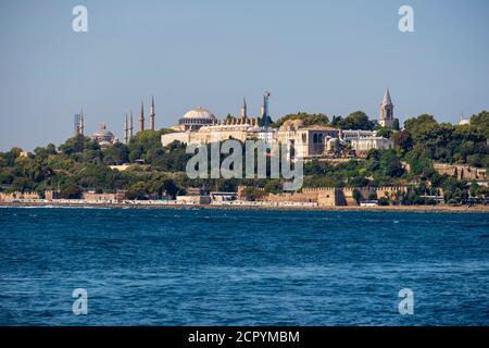 Blick von der Sarayburnu Küste, der historischen Halbinsel und den Kuppeln des Topkapi Palastes in Istanbul Stockfoto
