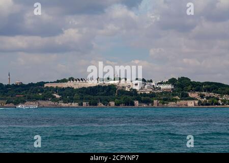 Blick von der Sarayburnu Küste, der historischen Halbinsel und den Kuppeln des Topkapi Palastes in Istanbul Stockfoto