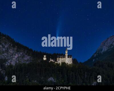 Dämmerung über Schloss Neuschwanstein, Schwangau, Bayern, Deutschland, Europa Stockfoto