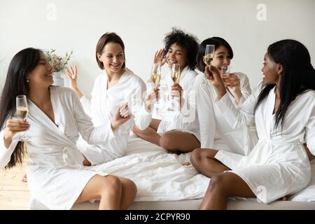 Überglücklich junge schöne multiethnische verschiedene Frauen genießen Party Zeit. Stockfoto