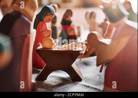 Weihnachten, Weihnachtsgeschichte, Krippe, Figurengruppe, Hinterlicht Stockfoto