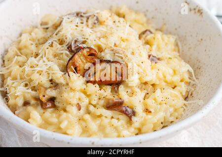 Risotto mit Steinpilzen, Parmesankäse, Pecorino, Zwiebel, Knoblauch, Olivenöl, trockenem Weißwein, frisch gemahlenem schwarzem Pfeffer und Aborio-Reis. Trad Stockfoto