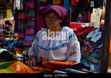 Otavalo Frauen verkaufen handgefertigte Waren auf dem Markt in Otavalo, Ecuador Stockfoto