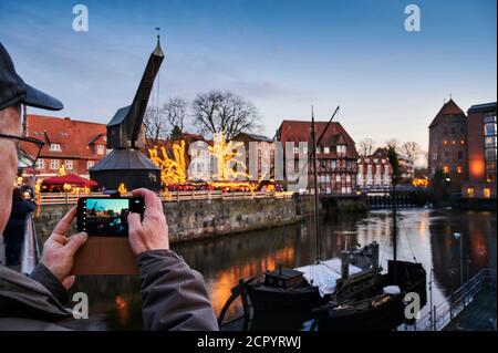 Tourismus, Blick Auf Die Stadt, Lüneburg, Altstadt, Wasserviertel, Am Stintmarkt, Am Fischmarkt, Der Alte Kranich, Landmark, Beleuchtet, Weihnachten, Weihnachten Stockfoto