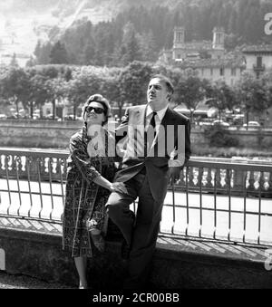 Der Regisseur Federico Fellini mit seiner Frau Giulietta Masina in San Pellegrino Terme (Bergamo), 26. juli 1964. Der Regisseur Federico Fellini befindet sich in San Pellegrino, dem Drehort für seinen neuen Film "Julia der Geister", der in wenigen Tagen gedreht wird.