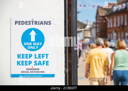 Suffolk, UK - 1 August, 2020 - One way System and Social distancing sign displayed on Street of the Seaside town Southwold Stockfoto