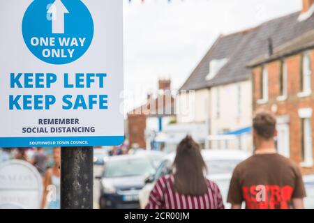 Suffolk, UK - 1 August, 2020 - One way System and Social distancing sign displayed on Street of the Seaside town Southwold Stockfoto