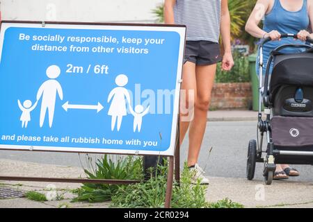 Suffolk, UK - 1 August, 2020 - Social Distancing floor sign displayed on Street of the Seaside town Southwold Stockfoto