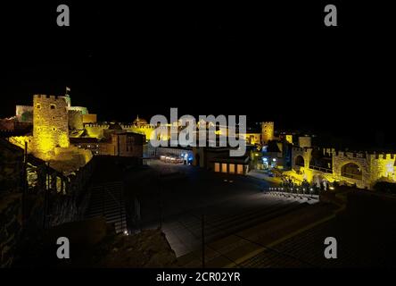 Nachtszene des Rabati Castle in Georgien Stockfoto
