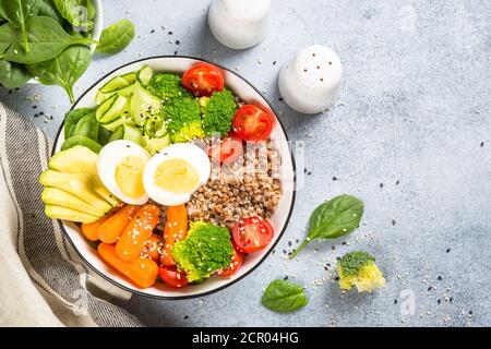 Buddha Schüssel mit Buchweizen und Gemüse. Stockfoto