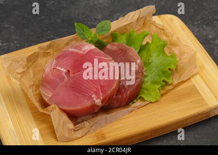 Rohen Thunfisch runde Steak bereit für Grill Stockfoto