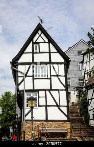 Kirchentreppe in der Altstadt von Kettwig, Essen, Ruhrgebiet, Nordrhein-Westfalen, Deutschland Stockfoto