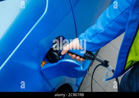 das elektroauto e.GO Life lädt seine Batterien an der Elektroladestation Aachen, Nordrhein-Westfalen, Deutschland Stockfoto