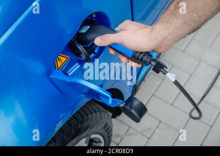 das elektroauto e.GO Life lädt seine Batterien an der Elektroladestation Aachen, Nordrhein-Westfalen, Deutschland Stockfoto