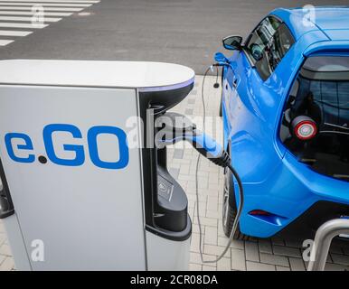 das elektroauto e.GO Life lädt seine Batterien an der Elektroladestation Aachen, Nordrhein-Westfalen, Deutschland Stockfoto