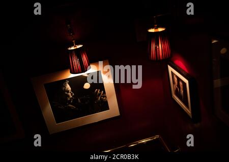 Fotografien aus Ronnie Scotts Jazz Club, Soho, London, als der Veranstaltungsort Besucher zum ersten Mal begrüßt, seit er wegen Sperre geschlossen wurde. Stockfoto