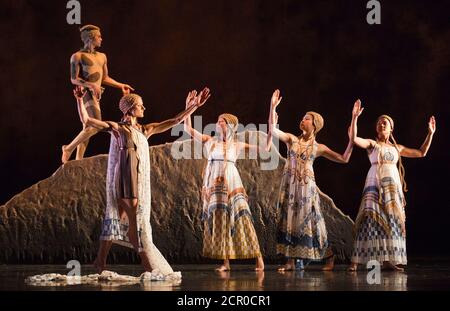 Rambert Dance Company - London Spring Season 2012 mit 'L'Après-Midi d'un faune', der Rambert-Version von Nijinskys Choreographie mit Dane Hurst als Fawn. Sadler's Wells Theatre, London. Stockfoto