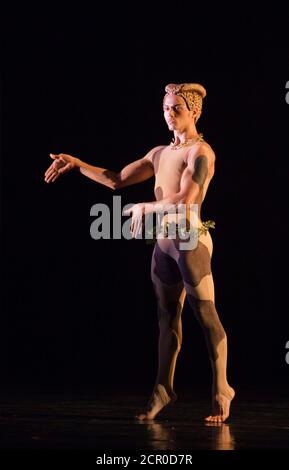 Rambert Dance Company - London Spring Season 2012 mit 'L'Après-Midi d'un faune', der Rambert-Version von Nijinskys Choreographie mit Dane Hurst als Fawn. Sadler's Wells Theatre, London. Stockfoto