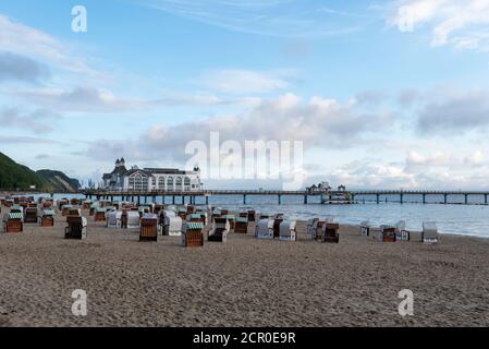 Deutschland, Mecklenburg-Vorpommern, Ostseebad Sellin, Seebrücke, Morgenstimmung mit Liegen Stockfoto