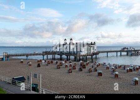 Deutschland, Mecklenburg-Vorpommern, Ostseebad Sellin, Seebrücke, Morgenstimmung mit Liegen Stockfoto