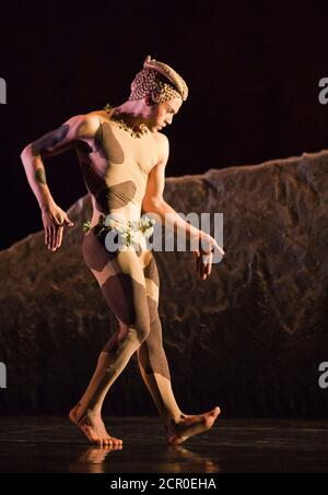 Rambert Dance Company - London Spring Season 2012 mit 'L'Après-Midi d'un faune', der Rambert-Version von Nijinskys Choreographie mit Dane Hurst als Fawn. Sadler's Wells Theatre, London. Stockfoto